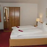 בית הארחה Gaestehaus Cafe Andrea 3*