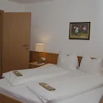 Gaestehaus Cafe Andrea בית הארחה